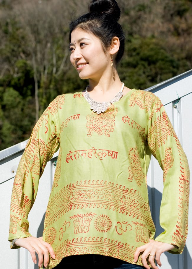 長袖Vネックラムナミシャツ - 黄緑 2 - 生地が柔らかいのでとても着心地が良いです。