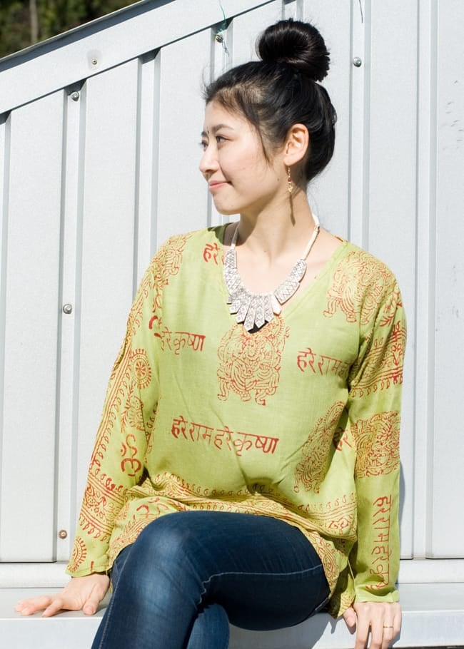 長袖Vネックラムナミシャツ - 黄緑の写真