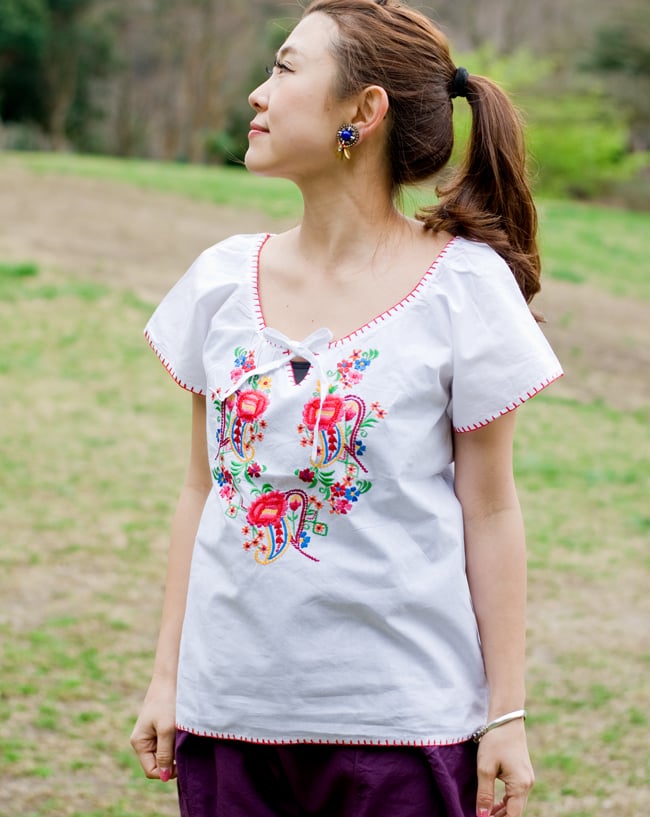 カラフル刺繍の白いシャツ - リボン付 - 2 - 身長150cmのスタッフがMサイズを着てみました。タイパンツとも合いますよ!