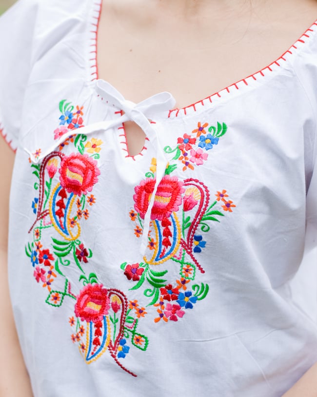 カラフル刺繍の白いシャツ - リボン付 - 6 - 胸元の刺繍をアップにしてみました。お届けする商品のお色味は写真と異なる場合もございます。