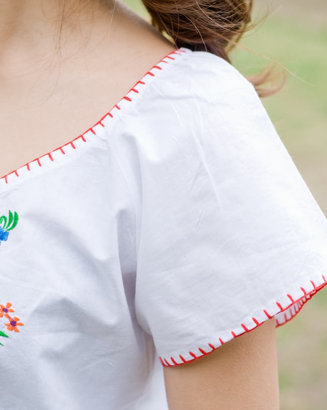 カラフル刺繍の白いシャツ - リボン付 - 7 - 袖口のステッチをアップにしてみました。お届けする商品のお色味は写真と異なる場合もございます。