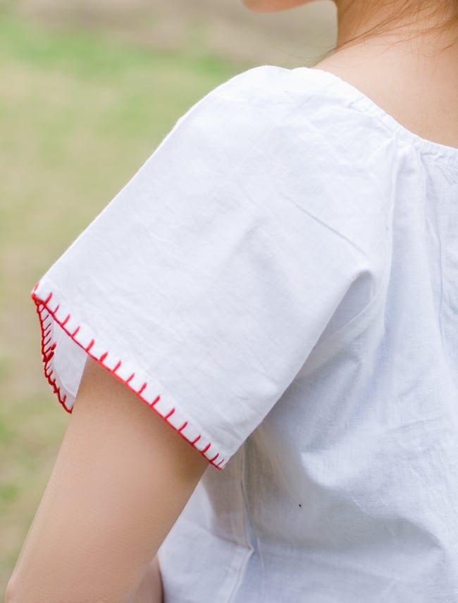 カラフル刺繍の白いシャツ - リボン付 - 8 - 後ろから見たデザインです。