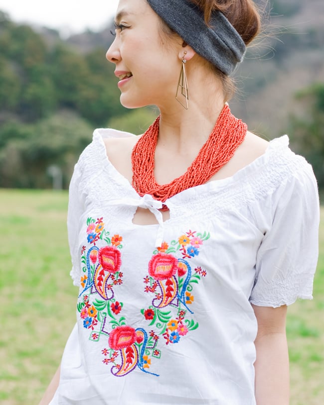 カラフル刺繍のバルーン白シャツ 5 - 胸元の刺繍をアップにしてみました。お届けする商品のお色味は写真と異なる場合もございます。