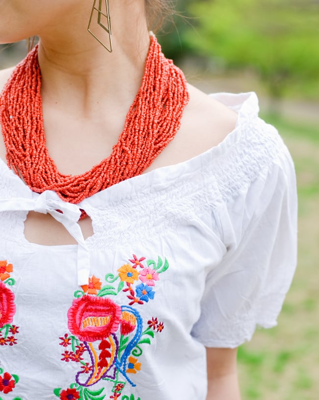 カラフル刺繍のバルーン白シャツ 6 - デコルテが見えるデザインは女性らしくて素敵です。