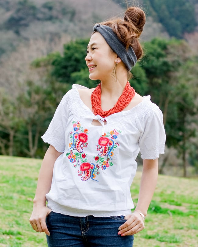 カラフル刺繍のバルーン白シャツの写真