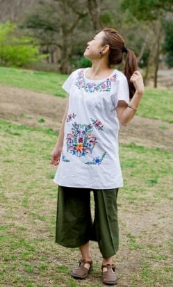 カラフル刺繍の白クルティ - サブ2