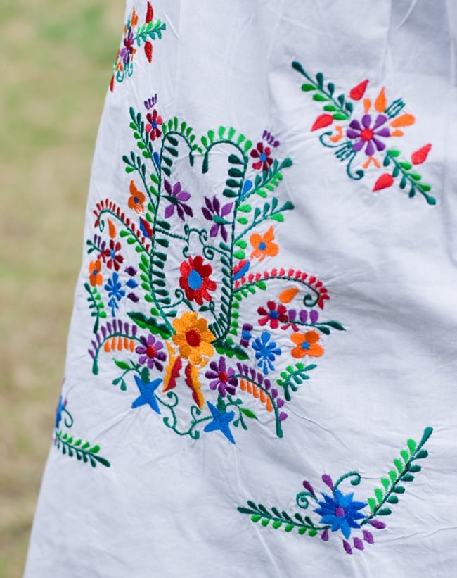 カラフル刺繍の白クルティ 6 - カラフルな刺繍が白い生地によく映えます。