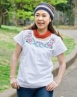 カラフル刺繍の白いシャツ