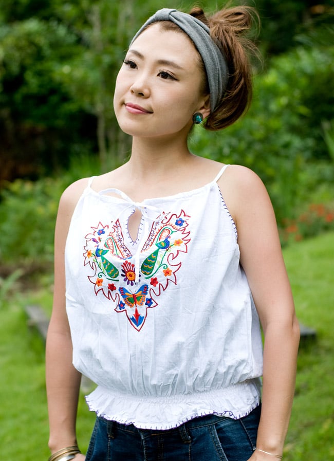 カラフル刺繍の白いキャミソール 2 - コンパクトなデザインが女性らしくかわいい印象です。