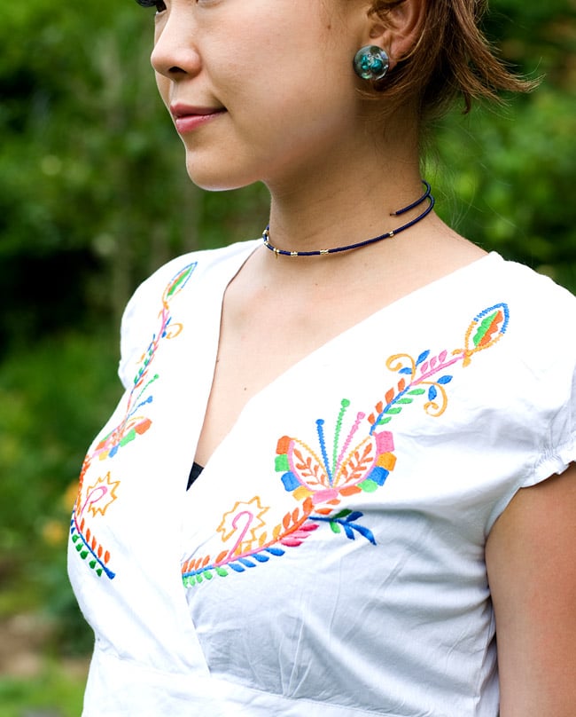 カラフル刺繍の白クルティ 4 - 胸元の刺繍をアップにしてみました。お届けする商品のお色味は写真と異なる場合もございます。
