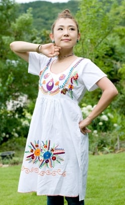 カラフル刺繍の白クルティ - サブ2