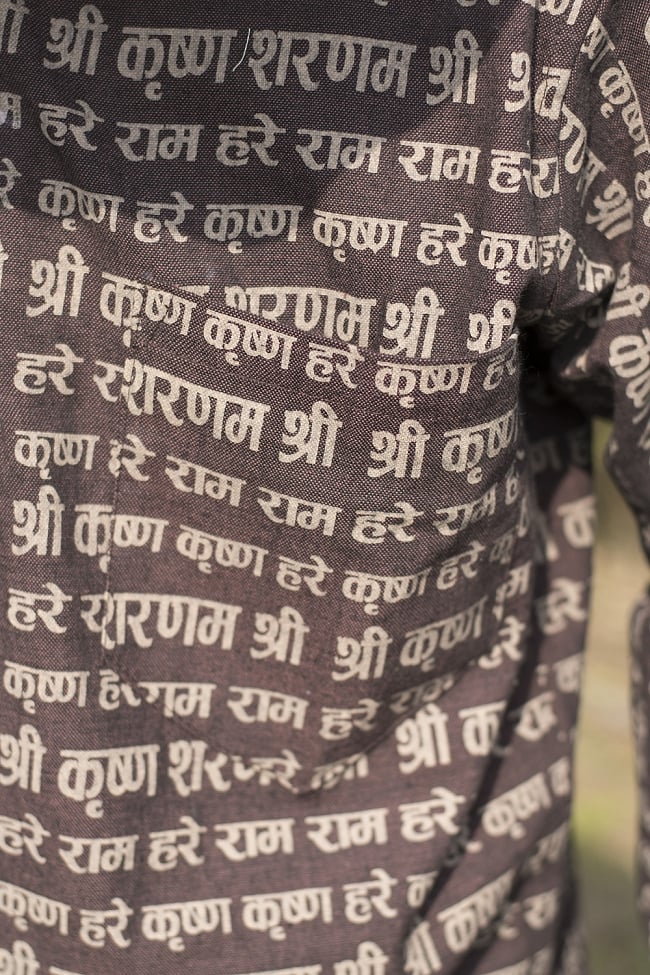 クリシュナマントラのボタンクルタ - ブラウン 3 - 左胸にポケットがあります。
