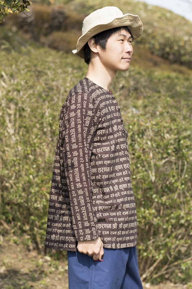 クリシュナマントラのボタンクルタ - ブラウン 4 - 横からみてみました。