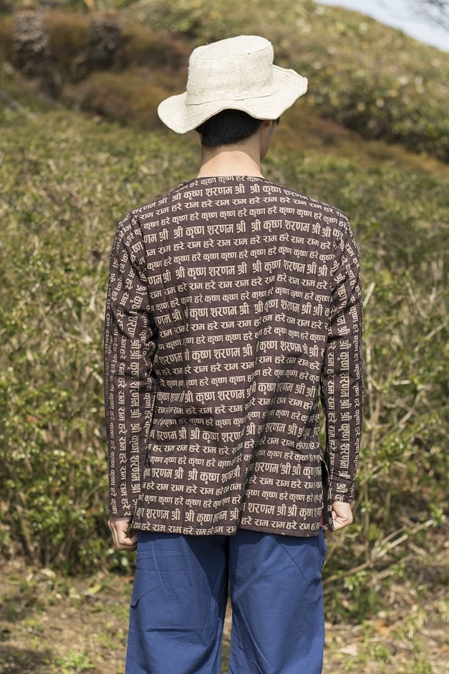 クリシュナマントラのボタンクルタ - ブラウン 5 - 背中側はシンプルです（色違いの商品となります）