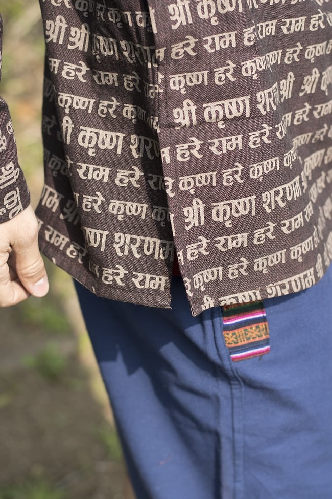 クリシュナマントラのボタンクルタ - ブラウン 6 - サイドのスリットは動きやすく、すっきりした印象になります。