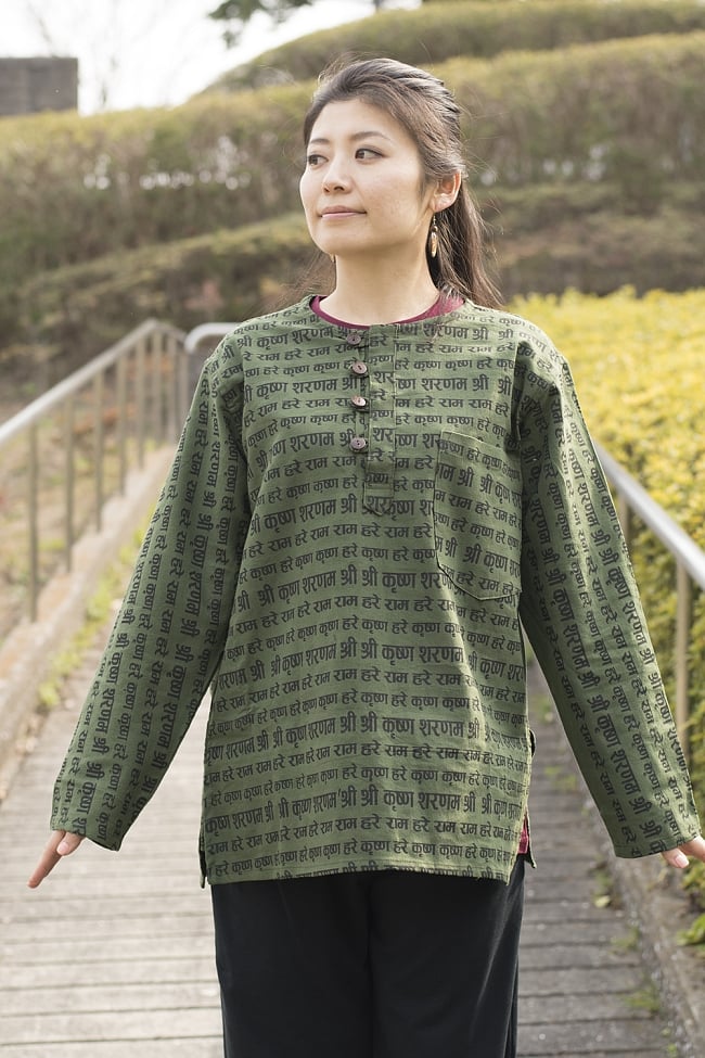 クリシュナマントラのボタンクルタ - グリーン 2 - インド・ネパールで大人気の神様、クリシュナを称えるマントラがデザインされています。