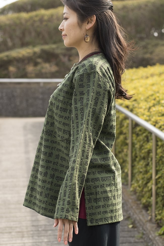 クリシュナマントラのボタンクルタ - グリーン 3 - 横からみてみました。