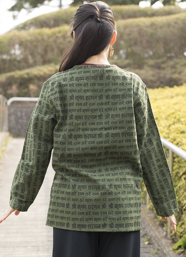 クリシュナマントラのボタンクルタ - グリーン 4 - 後ろ姿はシンプルです。