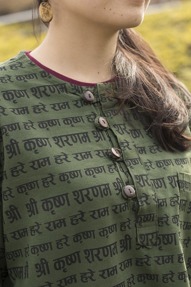 クリシュナマントラのボタンクルタ - グリーン 5 - 胸元のボタンが程よいアクセントになっています。