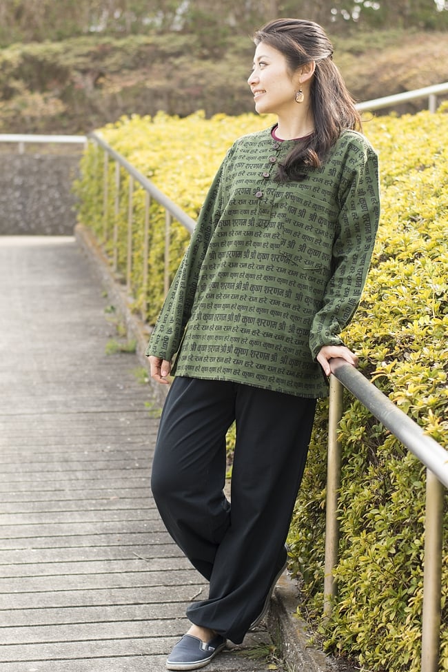 クリシュナマントラのボタンクルタ - グリーンの写真