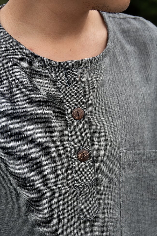 半袖シンプルコットンシャツ - グレー 5 - 胸元のウッドボタンがナチュラルな雰囲気にピッタリです。