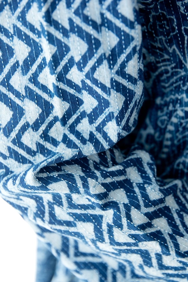 カンタ刺繍の藍染コットンシャツ 6 - カンタ刺繍(刺し子)がとても美しいです。