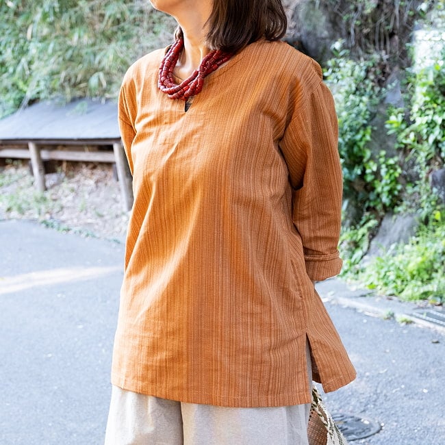 ストライプ織のシンプルクルタ風シャツ 3 - 身長165cm女性、Mサイズの着用例です。