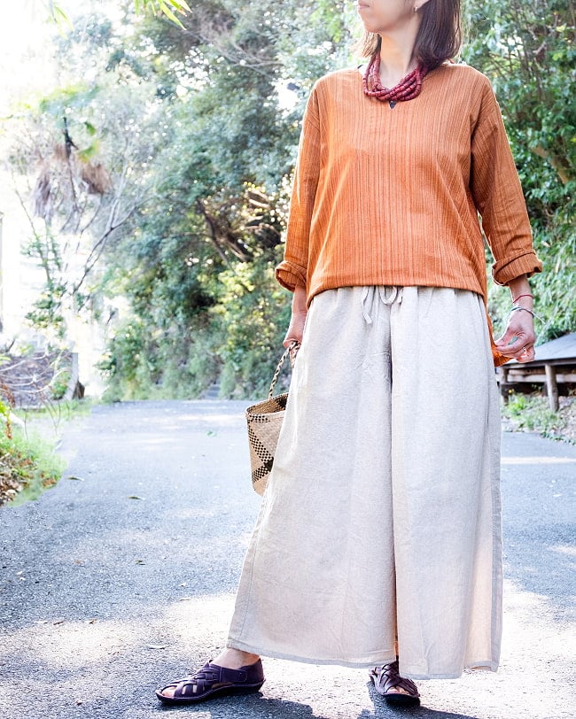 ストライプ織のシンプルクルタ風シャツ 4 - 身長165cm女性、Mサイズの着用例です。フロントはちょっとだけ短く折込んでいます。