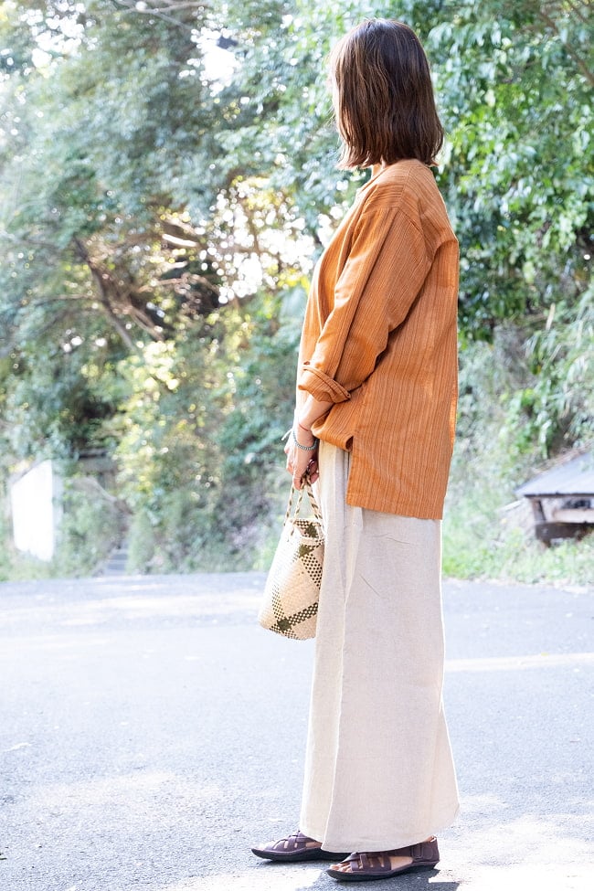 ストライプ織のシンプルクルタ風シャツ 5 - サイドから見た姿です。