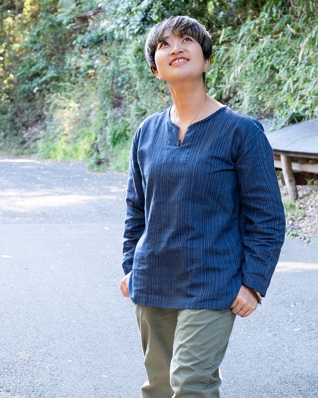 ストライプ織のシンプルクルタ風シャツ 6 - 身長158cmの女性、Mサイズの着用例です。