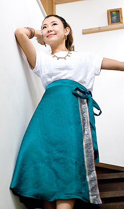 光沢布の刺繍巻きスカート - サブ2