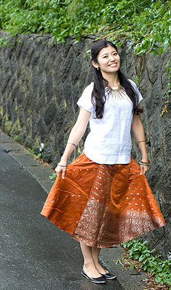 光沢布の刺繍巻きスカート - サブ3