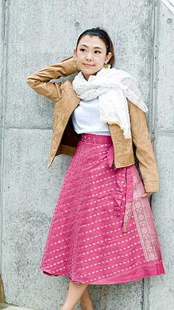 光沢布の刺繍巻きスカート - サブ4