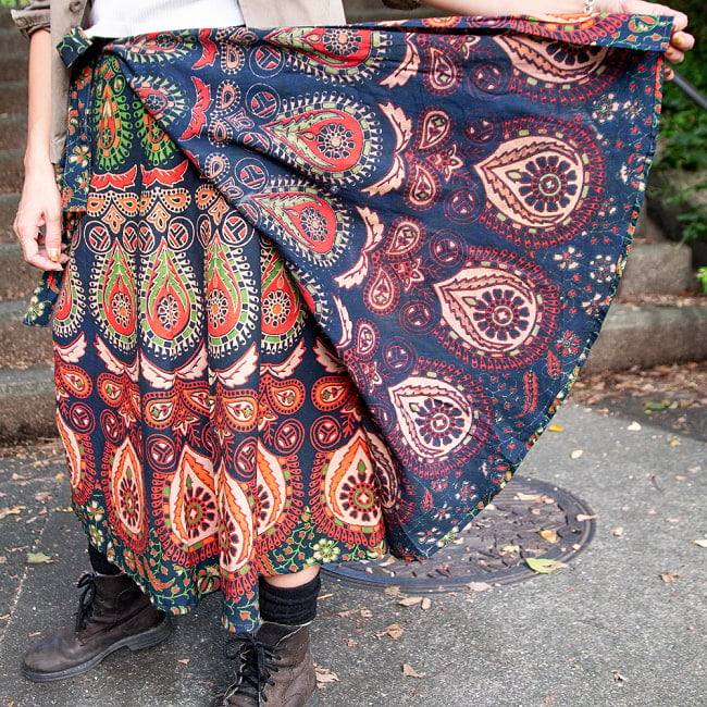インド伝統柄が美しい　コットンラップスカート-マキシ丈 8 - 透け感はほぼないので安心です