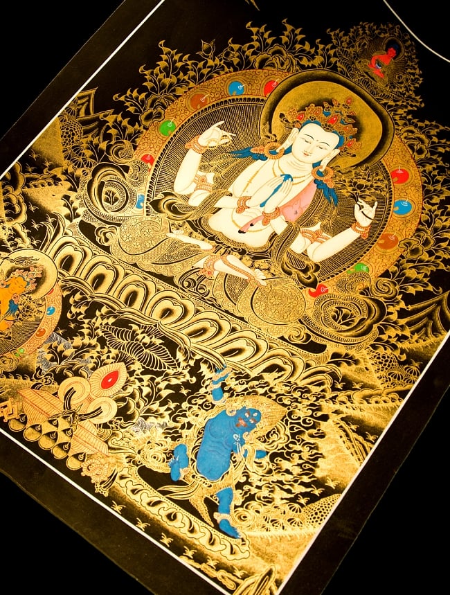 煌めくタンカ - 六字咒観音菩薩像　56.5ｘ74 9 - 光を当てるとこのような輝きを放ちます