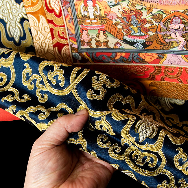 〔一点物〕装丁付肉筆仏画（タンカ） - 釈迦陀如来曼荼羅 13 - 光沢感のある生地が使われています。