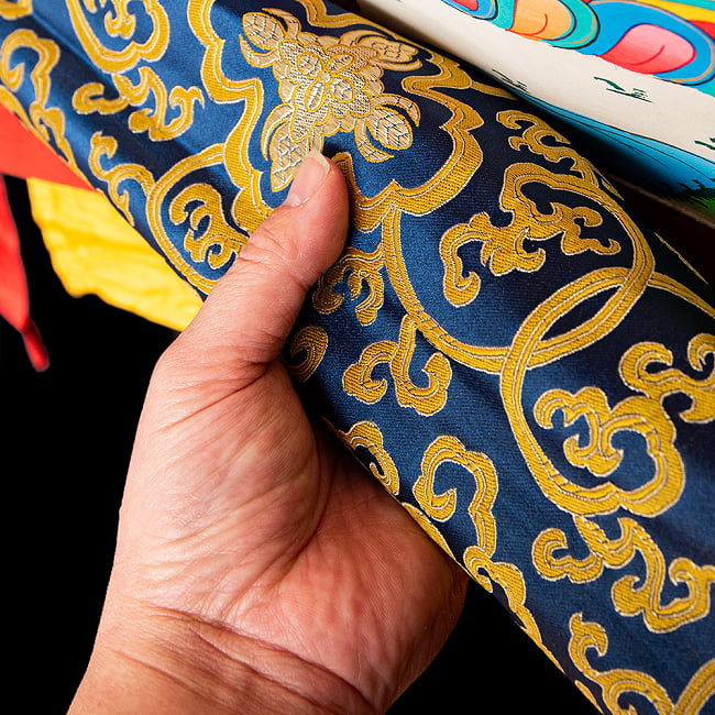 〔一点物〕装丁付肉筆仏画（タンカ）  - 仏陀 9 - 光沢感のある生地が使われています。