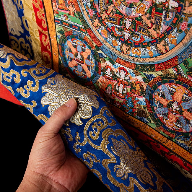 〔一点物〕装丁付肉筆仏画（タンカ）  - 仏陀曼荼羅 12 - 光沢感のある生地が使われています。