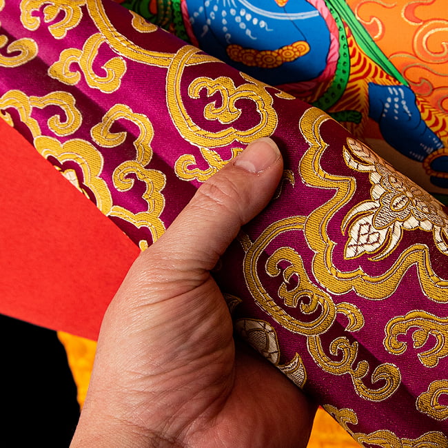 〔一点物〕装丁付肉筆仏画（タンカ）  - 金剛手菩薩 10 - 光沢感のある生地が使われています。