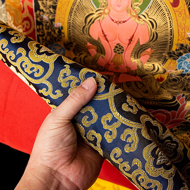 〔一点物〕装丁付肉筆仏画（タンカ）  - 無量寿菩薩 12 - 光沢感のある生地が使われています。