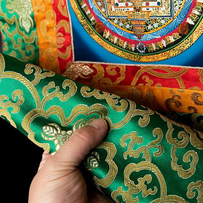 〔一点物〕装丁付肉筆仏画（タンカ） - カーラチャクラマンダラ 11 - 光沢感のある生地が使われています。