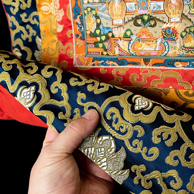 〔一点物〕装丁付肉筆仏画（タンカ） - 仏陀の生涯 13 - 光沢感のある生地が使われています。