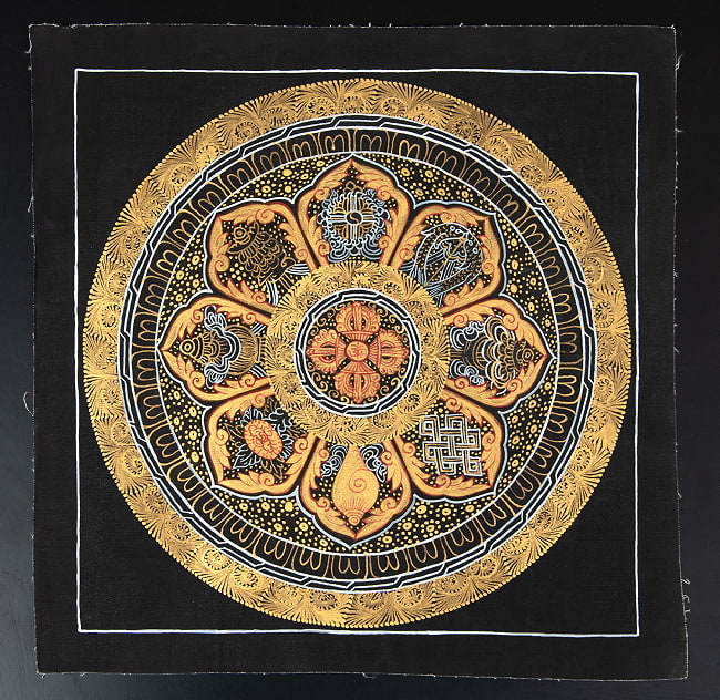 〔一点物〕タンカ - 八吉祥曼荼羅　アシュタマンガラ Ashtamangala[26cm x 26cm] 2 - 仏画の全体像が分かるように撮影しました