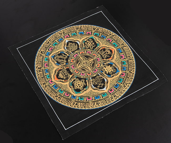 〔一点物〕タンカ - 八吉祥曼荼羅　アシュタマンガラ Ashtamangala[35cm x 35cm] 3 - 雰囲気や厚みがわかるように、斜めから撮影しました
