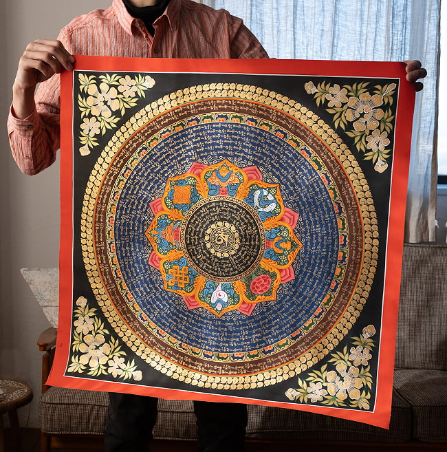 〔一点物〕タンカ - 八吉祥種子曼荼羅　アシュタマンガラ Ashtamangala[76x76cm] 4 - 仏画のサイズと全体像が分かるように人物を入れて撮影しました