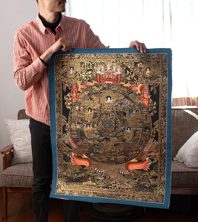 〔一点物〕タンカ -  Wheel of existance 六道輪廻図 [72x94cm] 3 - 仏画のサイズと全体像が分かるように人物を入れて撮影しました