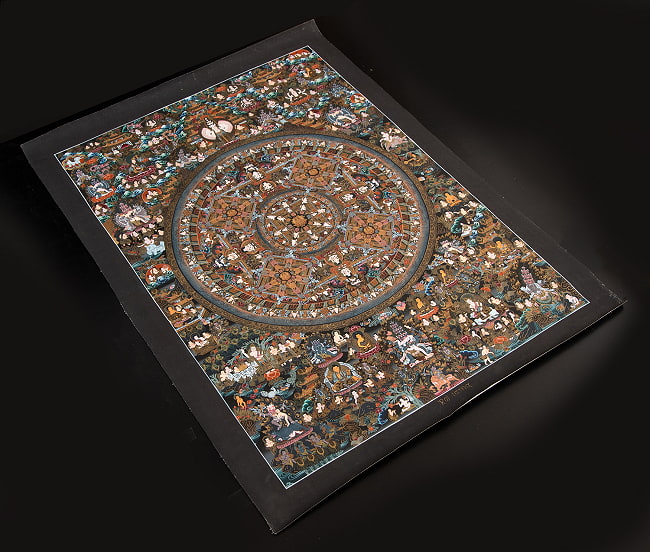 〔Raj Lama作 一点物・美術館収蔵品級〕タンカ - 大円蓮華界曼荼羅[68x93cm] 3 - 仏画の全体像が分かるように斜めから撮影しました