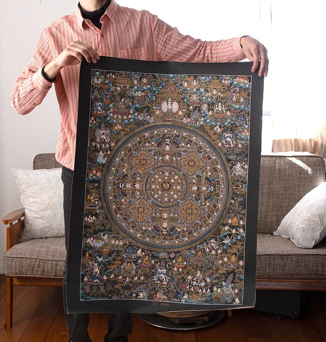 〔Raj Lama作 一点物・美術館収蔵品級〕タンカ - 大円蓮華界曼荼羅[68x93cm] 4 - 仏画のサイズと全体像が分かるように人物を入れて撮影しました