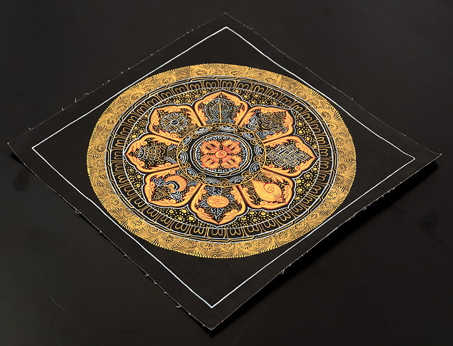 〔一点物〕タンカ -  八吉祥曼荼羅　アシュタマンガラ Ashtamangala[26cm x 26cm] 3 - 縁の部分の状態や、全体の雰囲気がわかるように斜めから撮影しました