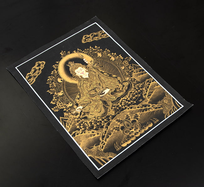 〔一点物〕タンカ - パドマサンバヴァ（蓮華生大士）[30cm x 40cm] 3 - 縁の部分の状態や、全体の雰囲気がわかるように斜めから撮影しました
